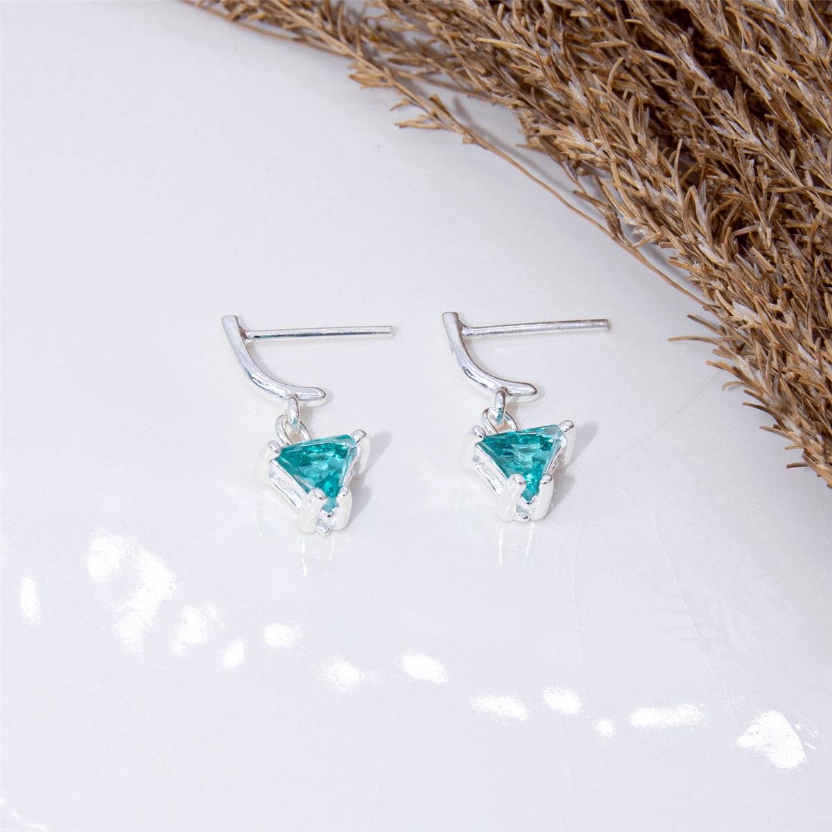 BRINCO PRATA COM ZIRCÔNIA EM TRIÂNGULO PENDURADA