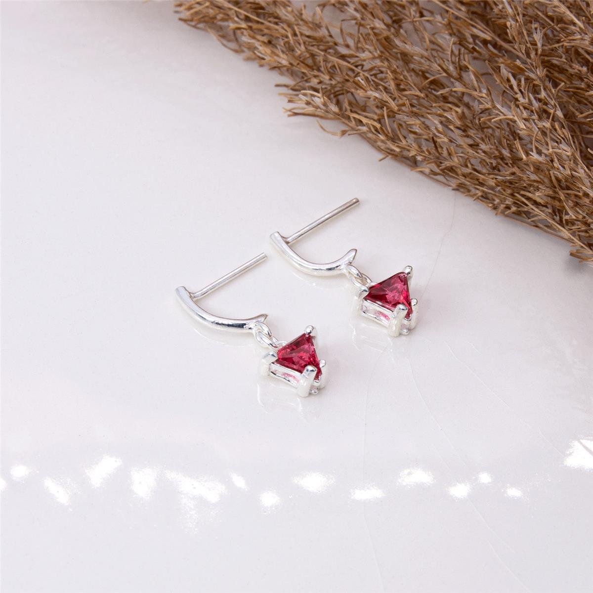 BRINCO PRATA COM ZIRCÔNIA EM TRIÂNGULO PENDURADA