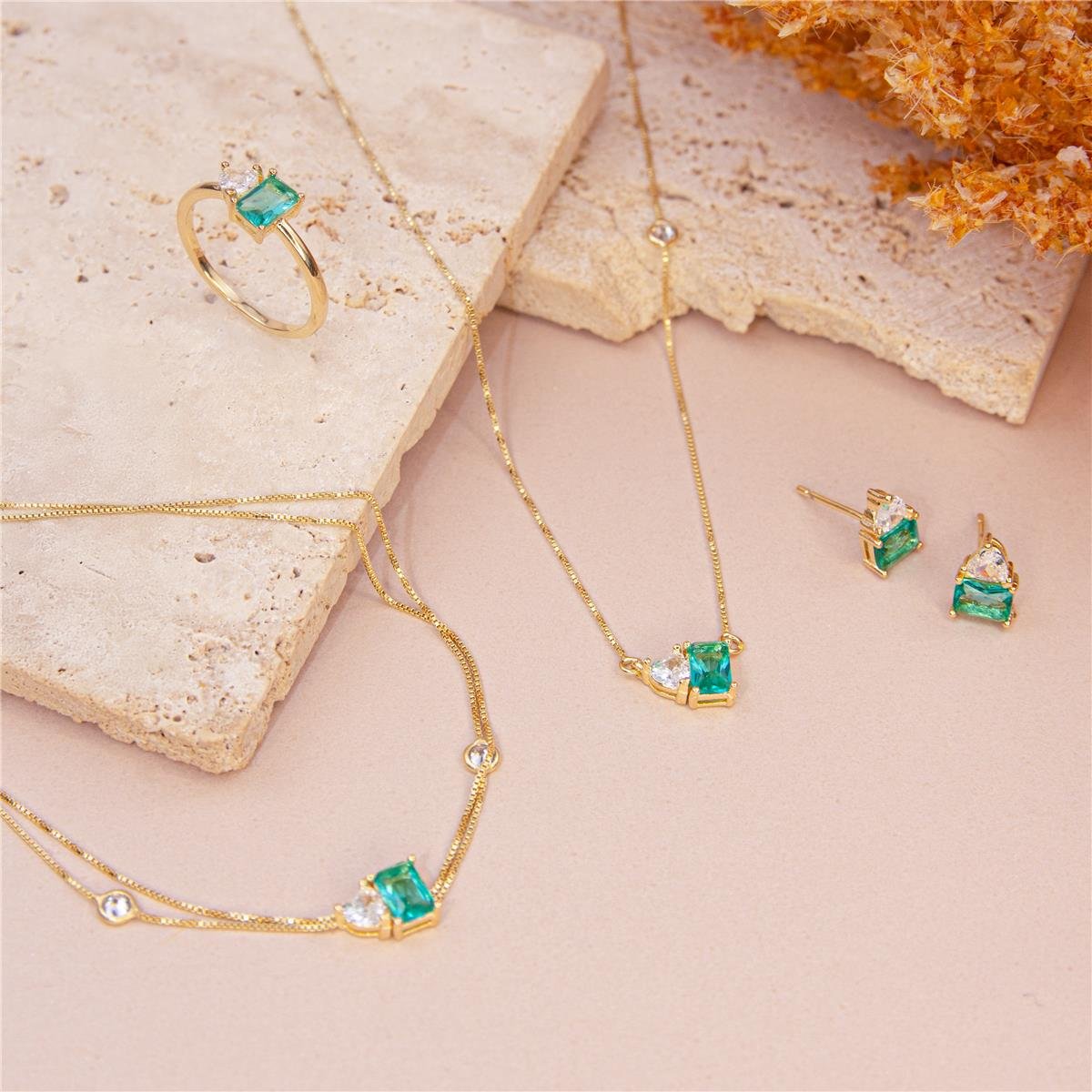 ANEL FOLHEADO A OURO COM ZIRCÔNIAS RETANGULAR E CORAÇÃO