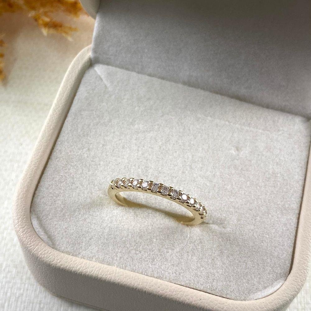 ANEL FOLHEADO A OURO MEIA ALIANÇA DE ZIRCÔNIAS