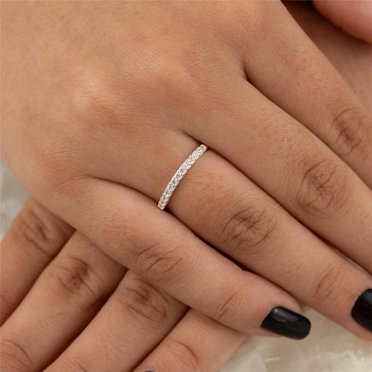 ANEL PRATA MEIA ALIANÇA TRABALHADA COM ZIRCÔNIAS 