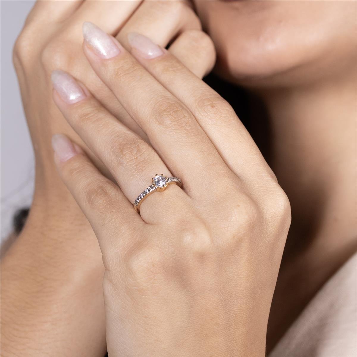 ANEL FOLHEADO A OURO COM ZIRCÔNIAS E SOLITÁRIO