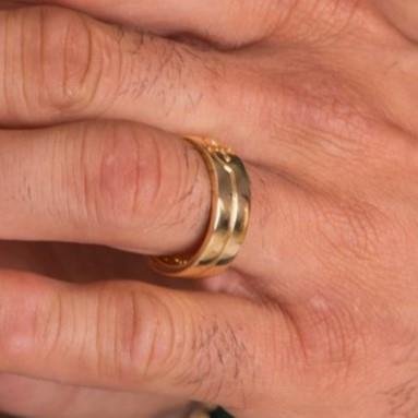 ANEL FOLHEADO A OURO LARGA COM RISCO E CRUZES LISAS