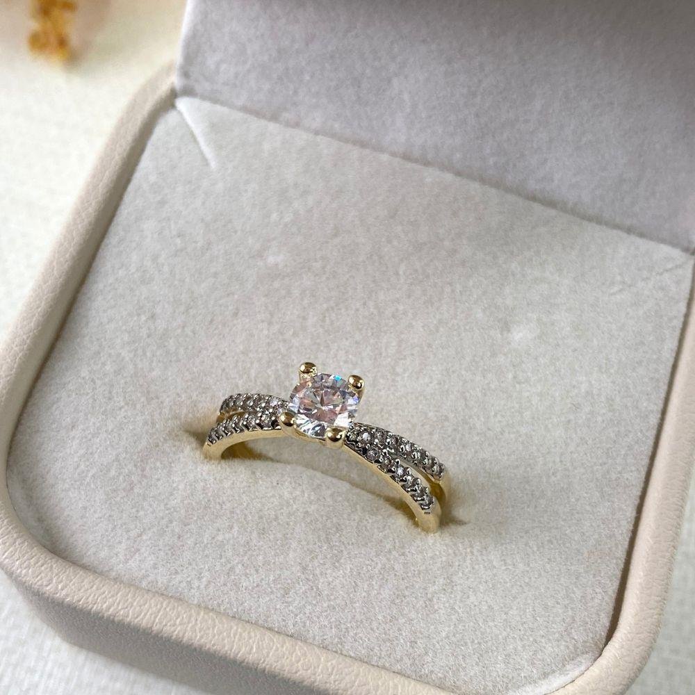 ANEL FOLHEADO A OURO FAIXAS DE ZIRCÔNIAS E COM SOLITÁRIO DE ZIRCÔNIA CRISTAL 