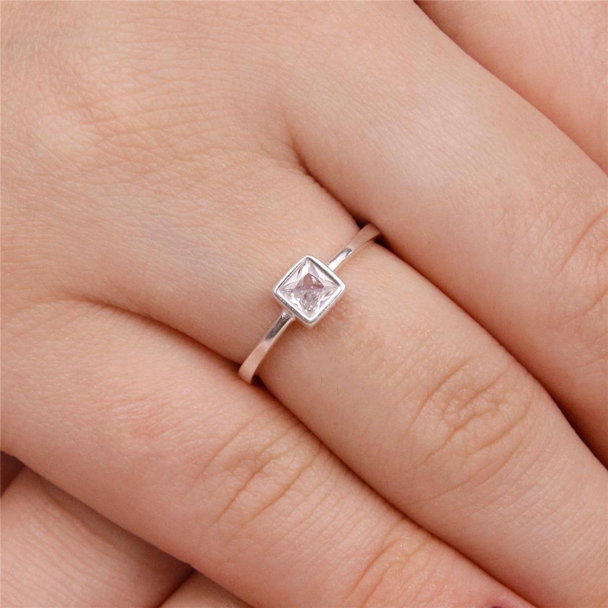 ANEL PRATA TRABALHADA COM QUADRADO DE ZIRCÔNIA CRISTAL 