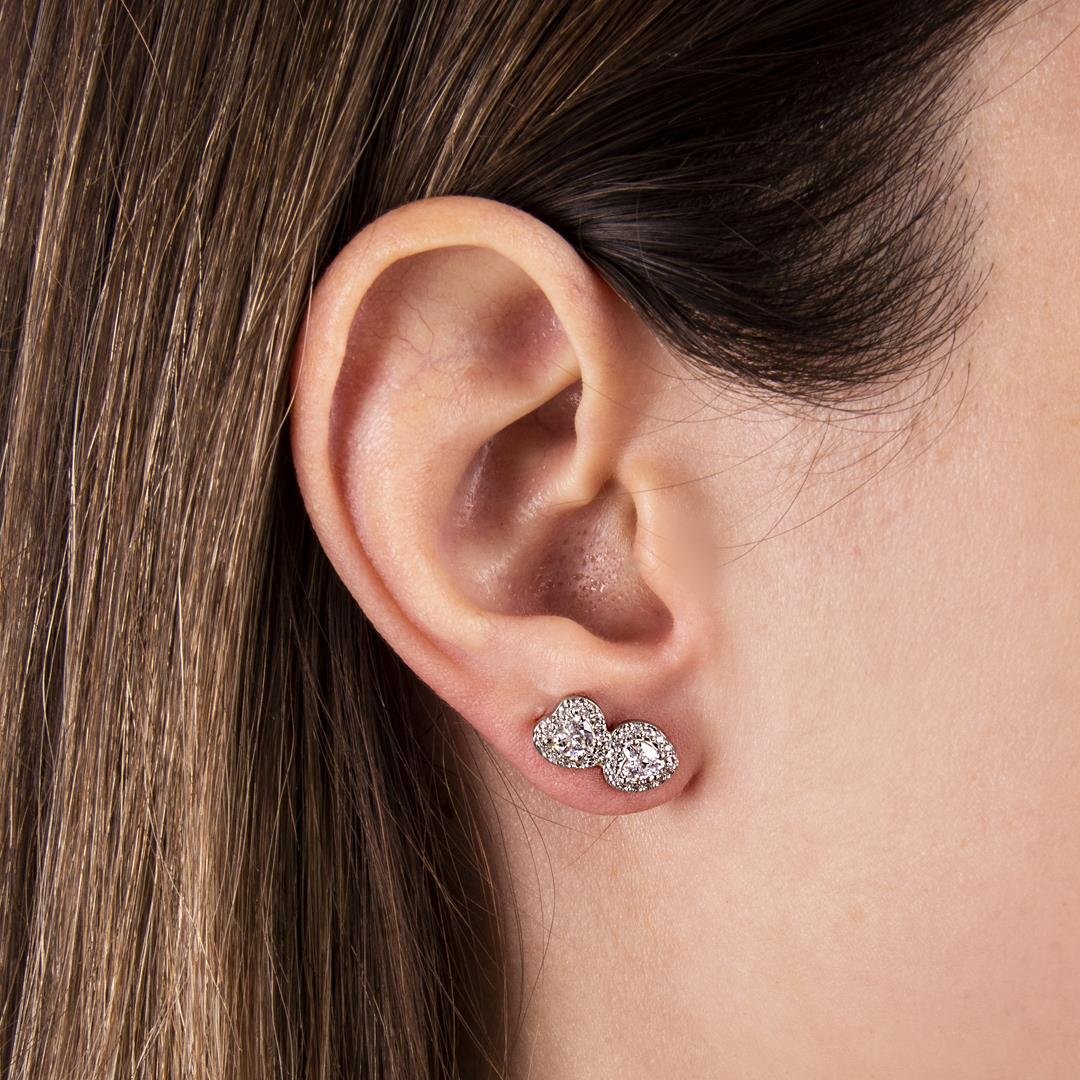 BRINCO FOLHEADO A OURO BRANCO DE CORAÇÃO COM ZIRCÔNIAS