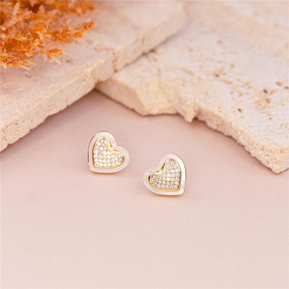 BRINCO FOLHEADO A OURO CORAÇÃO TRABALHADO COM RESINA E ZIRCÔNIAS