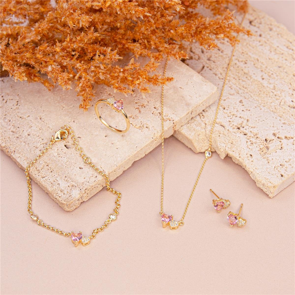 BRINCO FOLHEADO A OURO COM CORAÇÕES DE ZIRCÔNIAS 