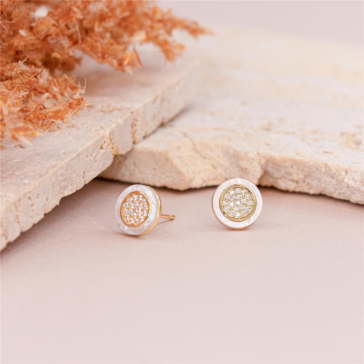 BRINCO FOLHEADO A OURO REDONDO COM MADREPÉROLA E ZIRCÔNIAS