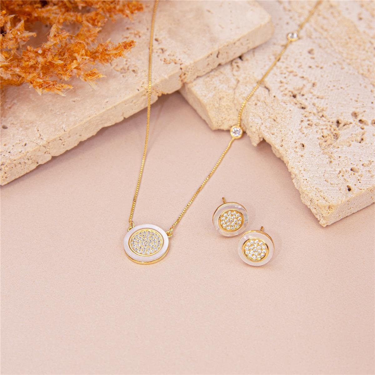 BRINCO FOLHEADO A OURO REDONDO COM MADREPÉROLA E ZIRCÔNIAS