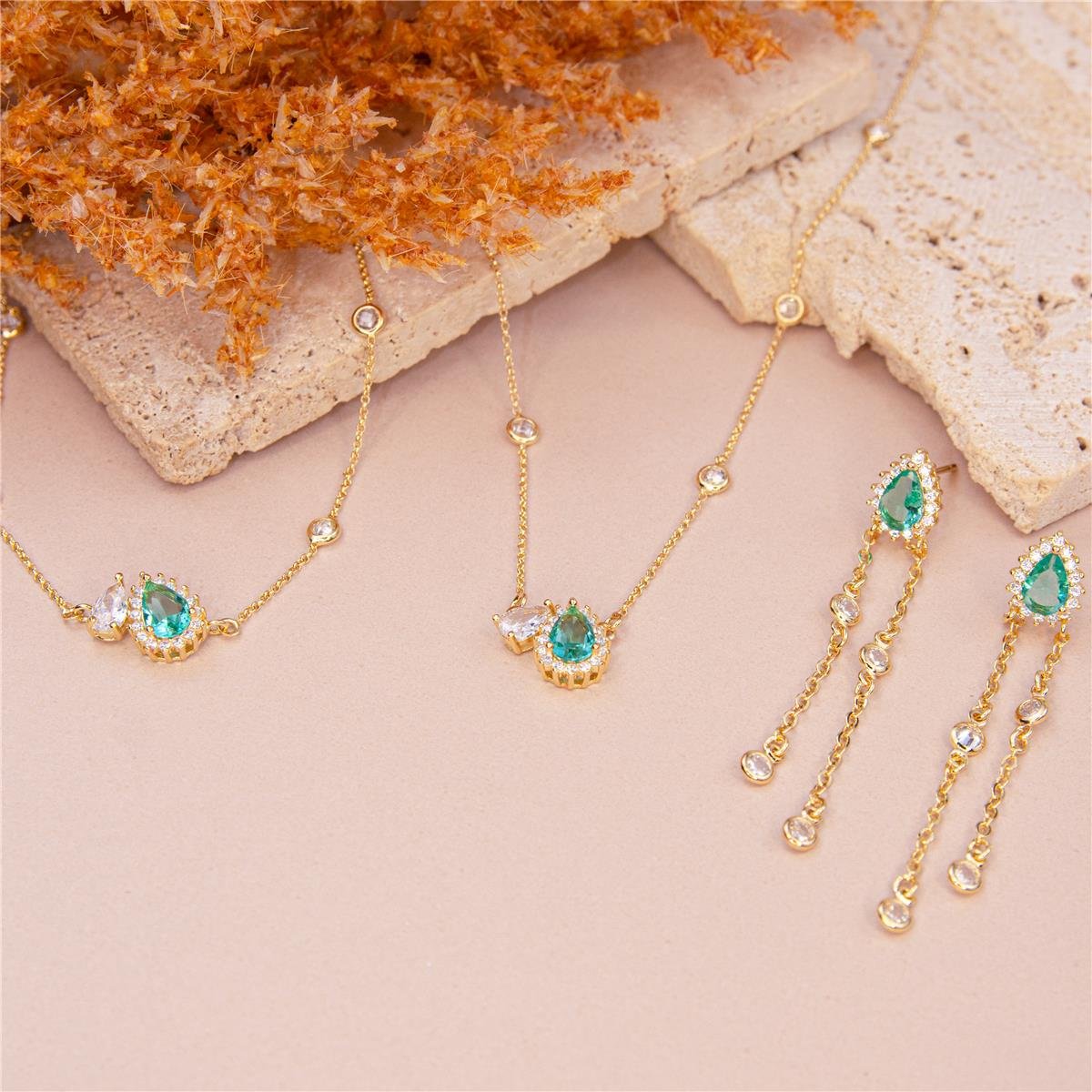 BRINCO FOLHEADO A OURO GOTA COM FIOS E ZIRCÔNIAS