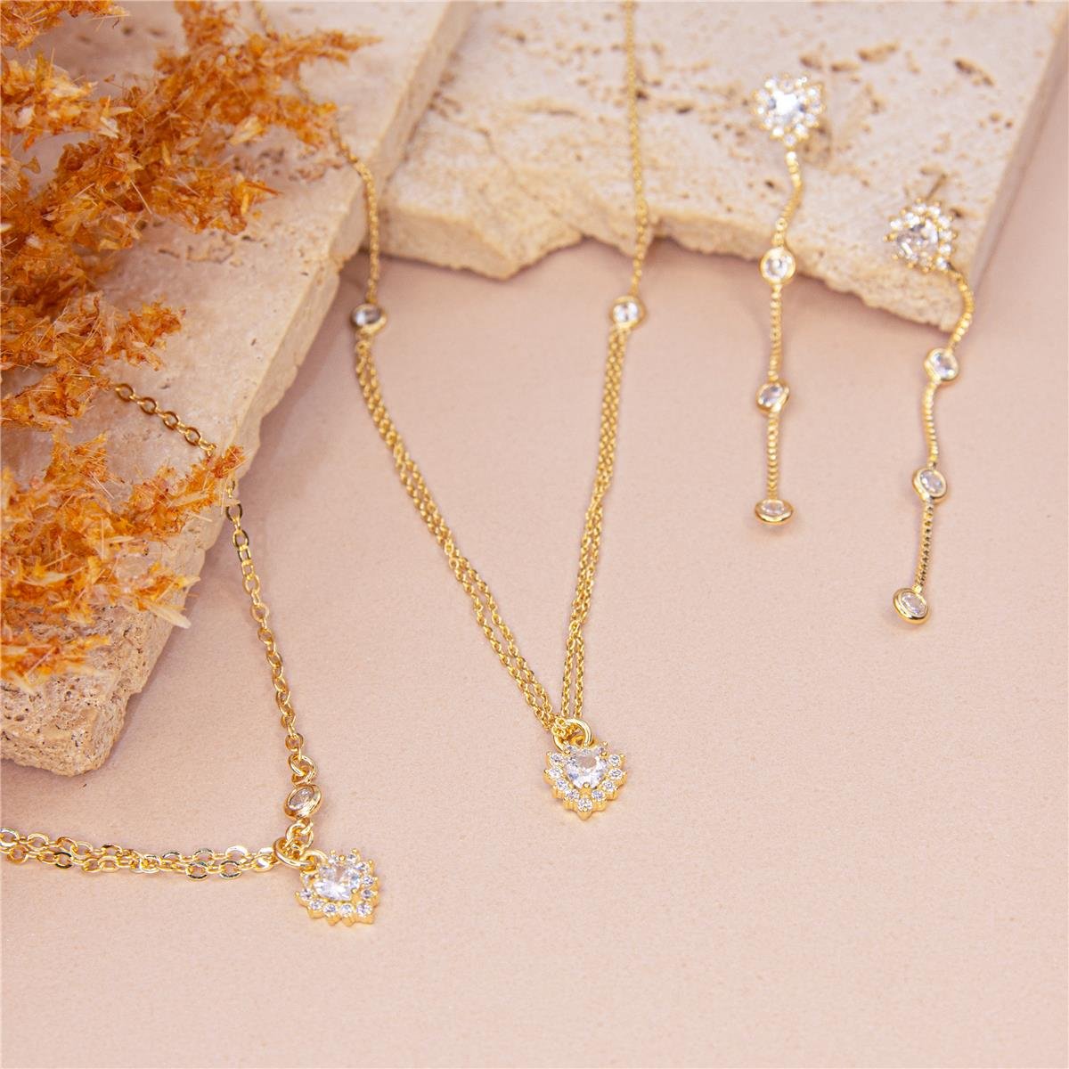 BRINCO FOLHEADO A OURO MINI CORAÇÃO COM FIO E ZIRCÔNIAS