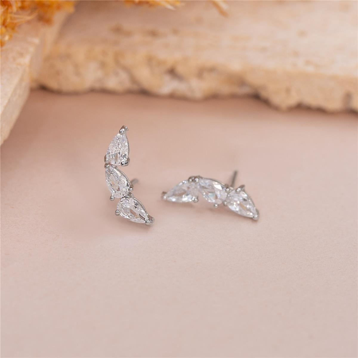 BRINCO FOLHEADO A OURO BRANCO EAR CUFF ZIRCÔNIAS EM GOTAS