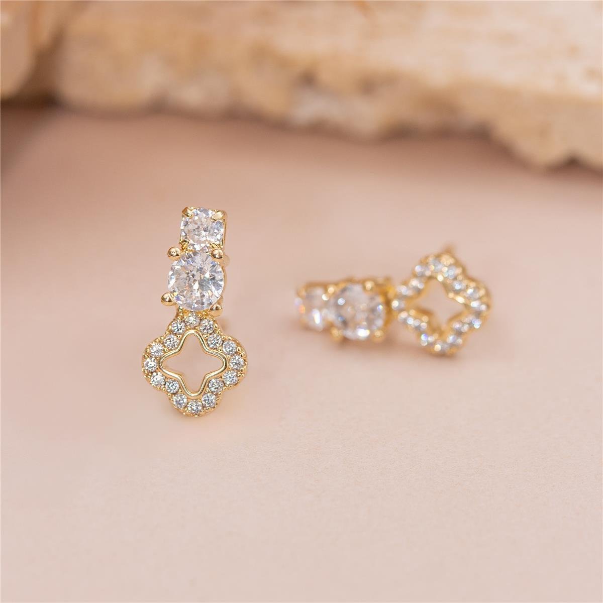 BRINCO FOLHEADO A OURO EAR CUFF DE ZIRCÔNIAS E ESTRELA