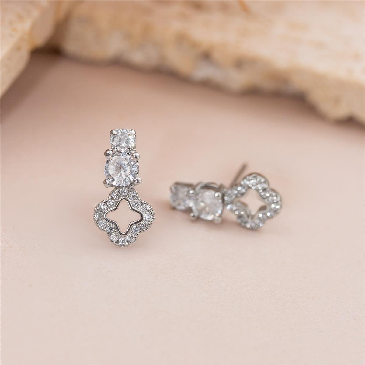 BRINCO FOLHEADO A OURO EAR CUFF COM MINI ZIRCÔNIAS E ESTRELA