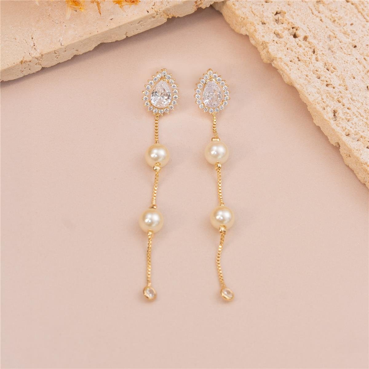 BRINCO FOLHEADO A OURO DE ZIRCÔNIA EM GOTA E FIO COM PÉROAS