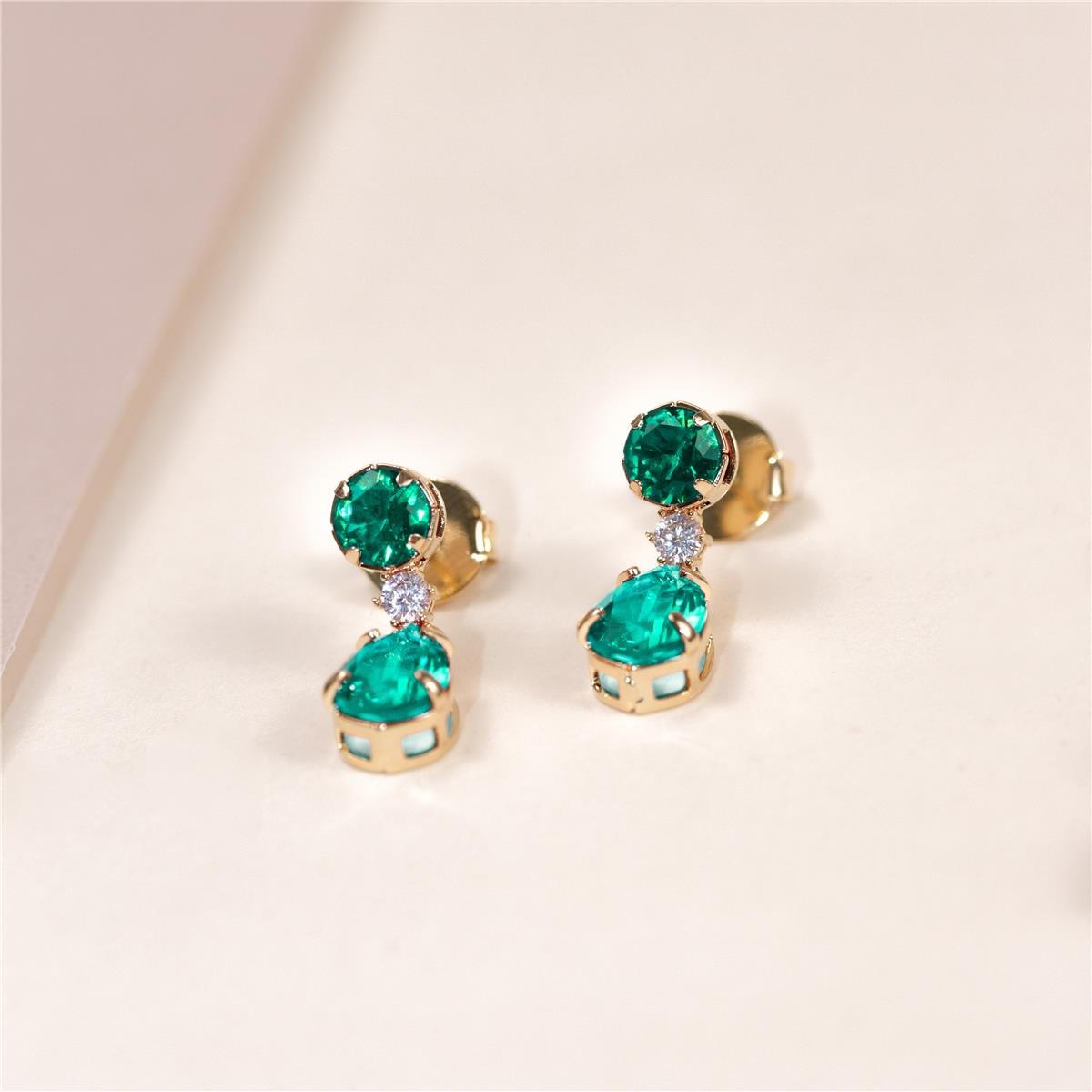BRINCO FOLHEADO 1 ZIRCÔNIA CRISTAL E ZIRCÔNIA REDONDA E GOTA