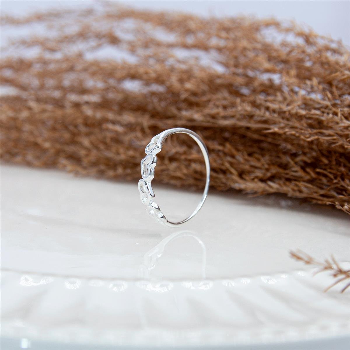 ANEL PRATA COM CORAÇÕES PEQUENOS E LISOS