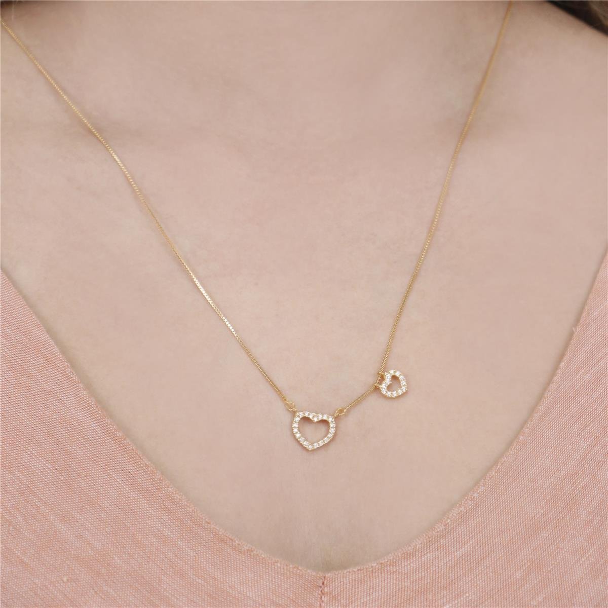 COLAR FOLHEADO A OURO 2 CORAÇÕES VAZADOS COM ZIRCÔNIA 