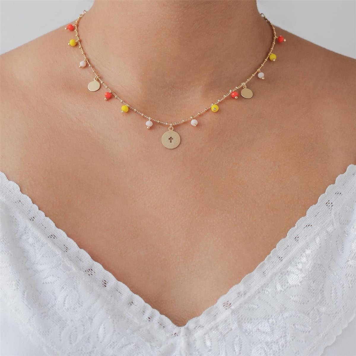 CHOKER FOLHEADA A OURO FIO COM DISCOS CRUZ VAZADA E CRISTAIS