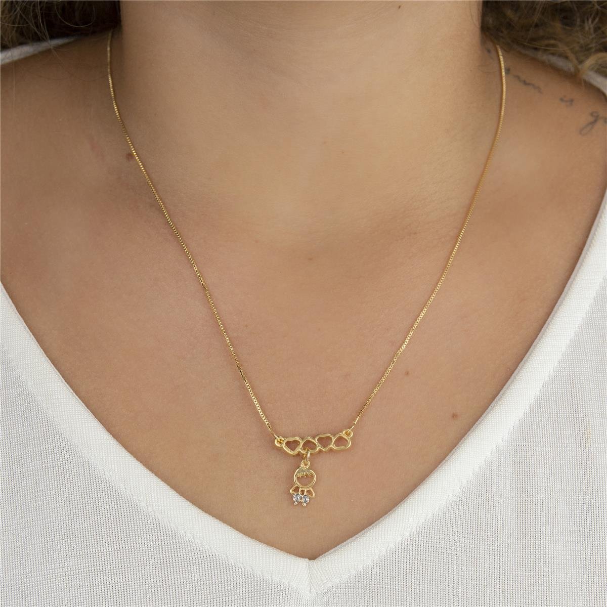 COLAR FOLHEADO A OURO CORAÇÕES COM MENINO VAZADO