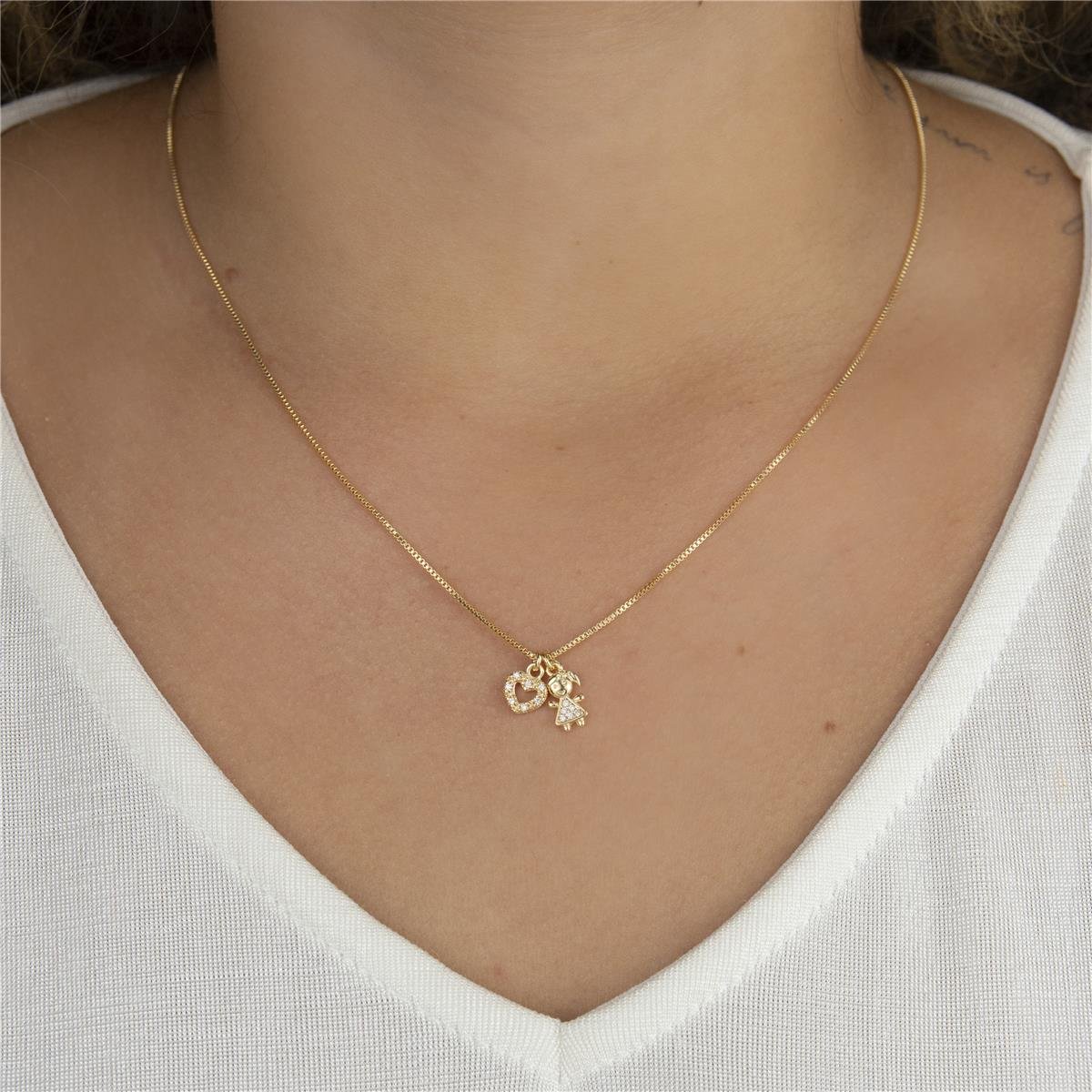 COLAR FOLHEADO A OURO COM PINGENTES DE CORAÇÃO E MENINA