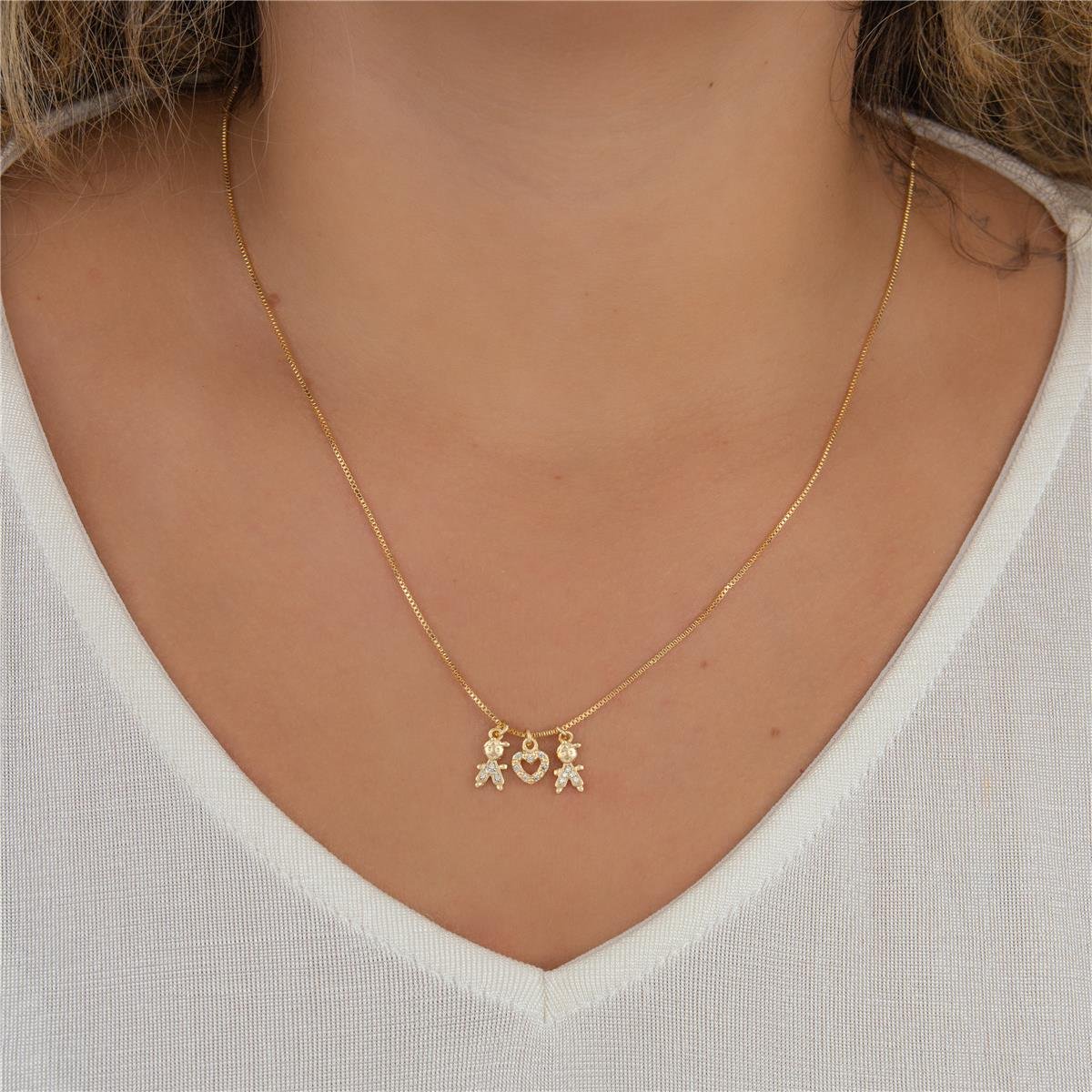 COLAR FOLHEADO CORAÇÃO ZIRCÔNIA COM 2 MENINOS 