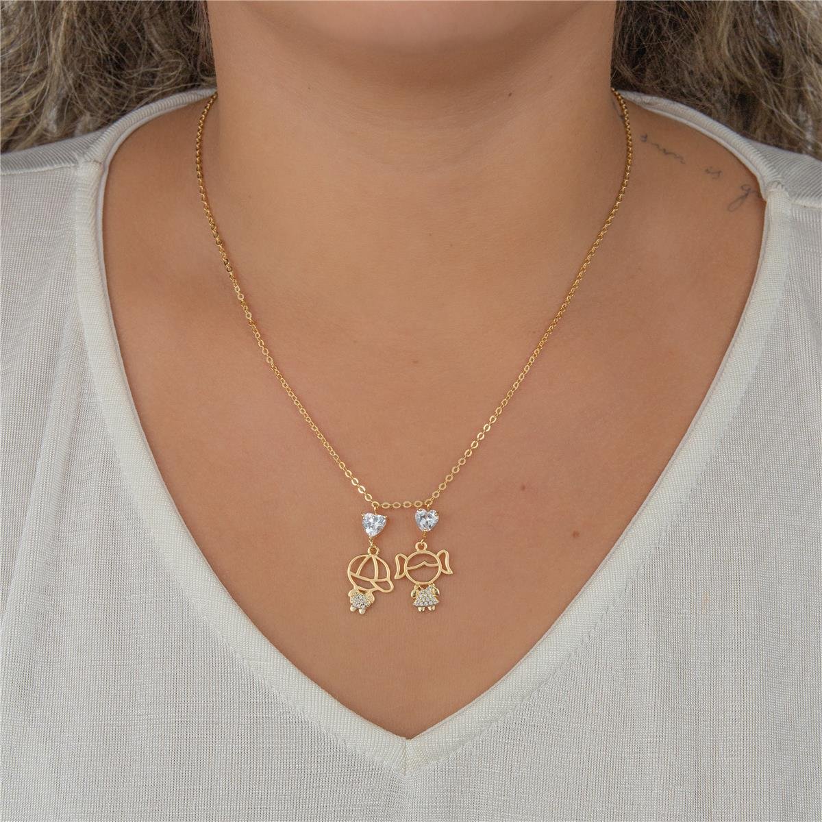 COLAR FOLHEADO A OURO CORAÇÃO COM MENINA E MENINO 