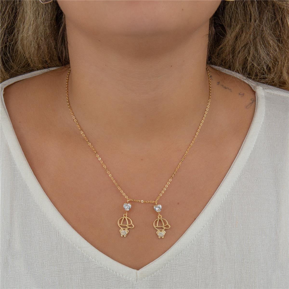 COLAR FOLHEADO A OURO MENINOS VAZADOS COM CORAÇÃO