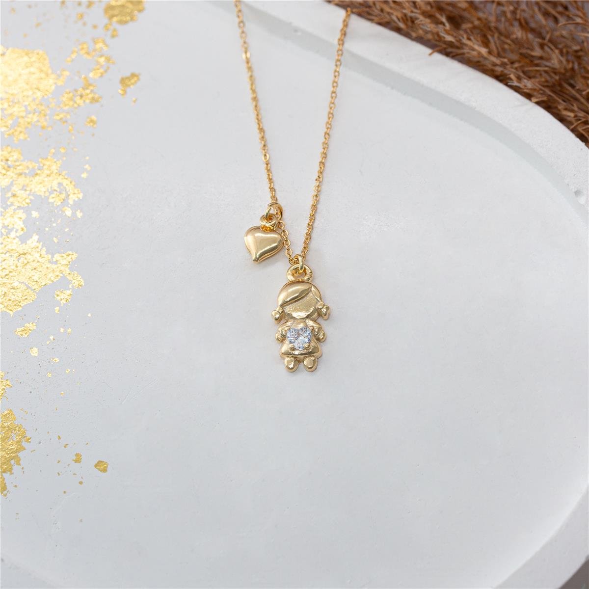 COLAR FOLHEADO A OURO COM MINI CORAÇÃO E MENINA COM ZIRCÔNIA EM CORAÇÃO