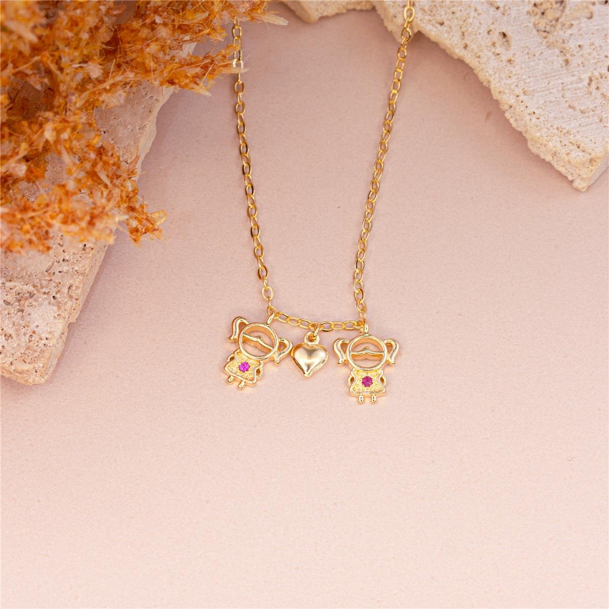 COLAR FOLHEADO A OURO COM MENINAS TRABALHADAS E MINI CORAÇÃO