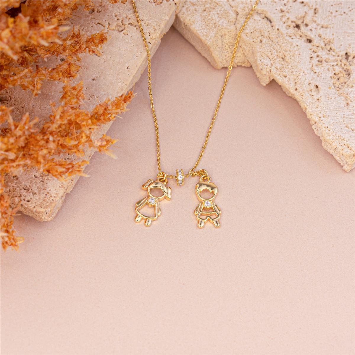 COLAR FOLHEADO A OURO COM MENINA E MENINO E SEPARADOR DE ZIRCÔNIAS