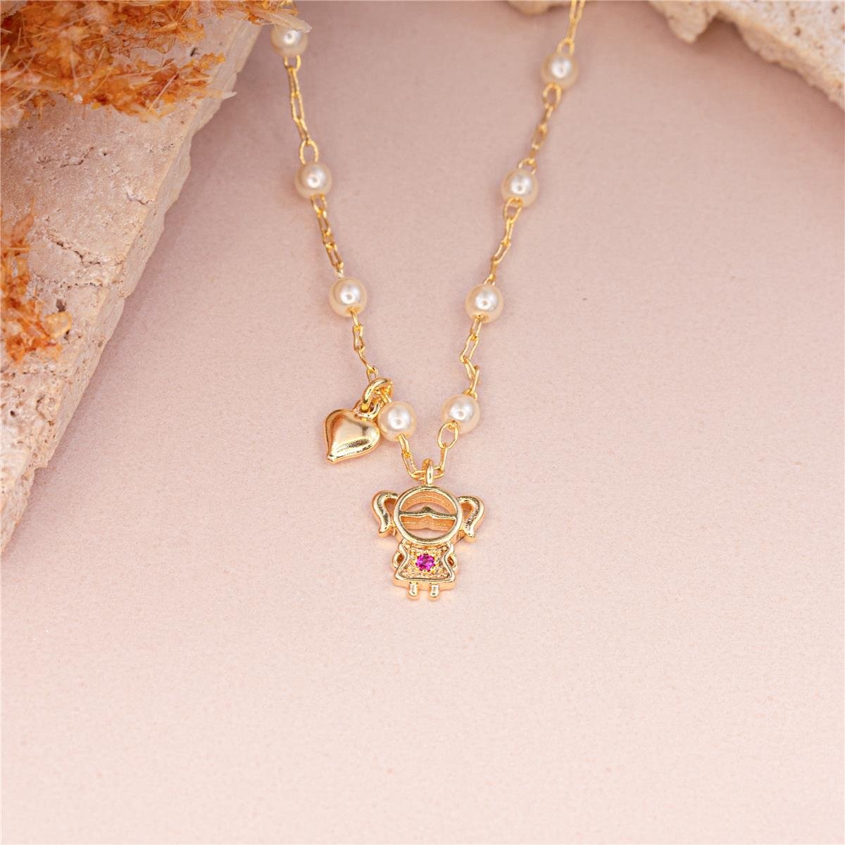 COLAR FOLHEADO A OURO DE MINI PÉROLAS COM MENINA TRABALHADA E MINI CORAÇÃO