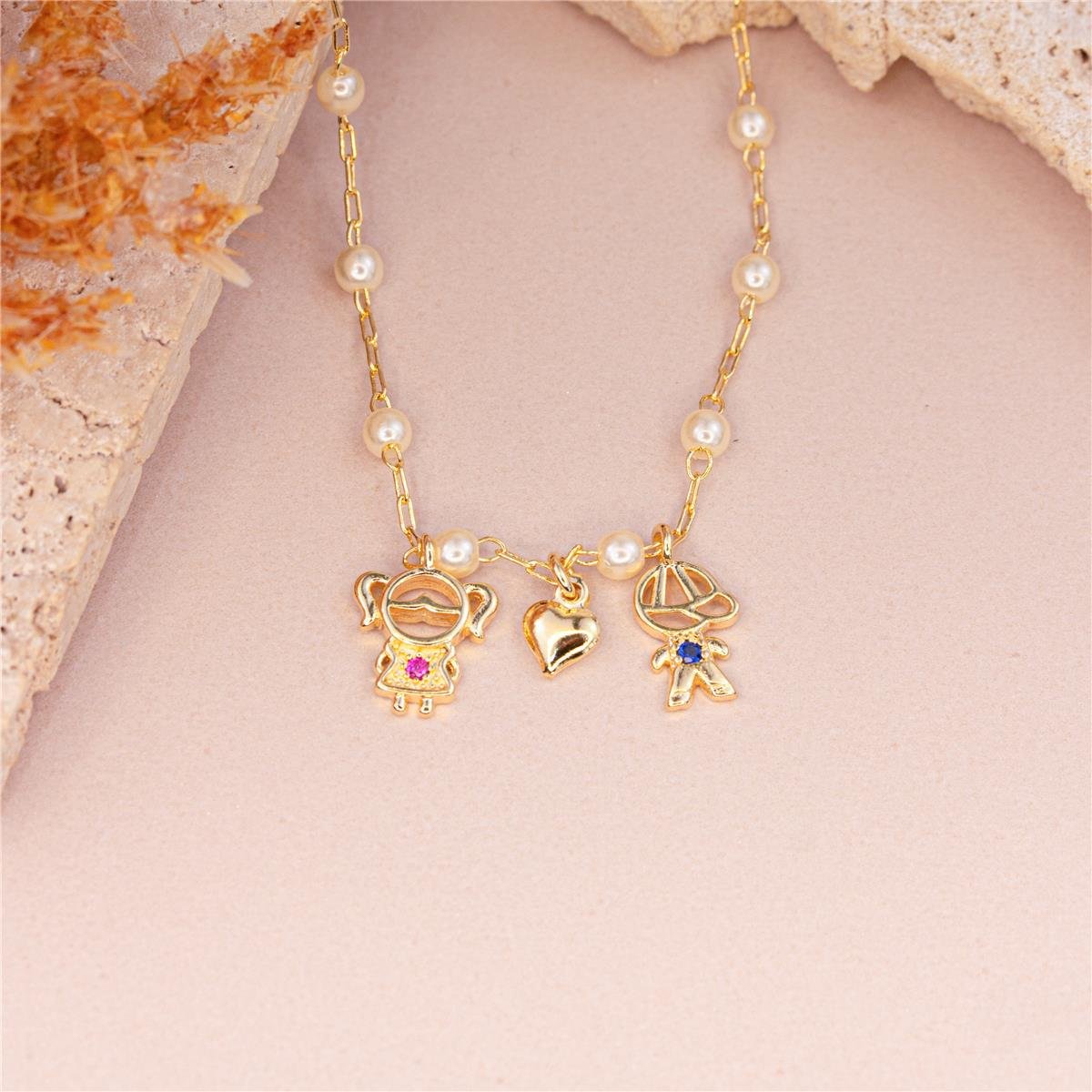 COLAR FOLHEADO A OURO COM PÉROLAS COM MENINA E MENINO E MINI CORAÇÃO