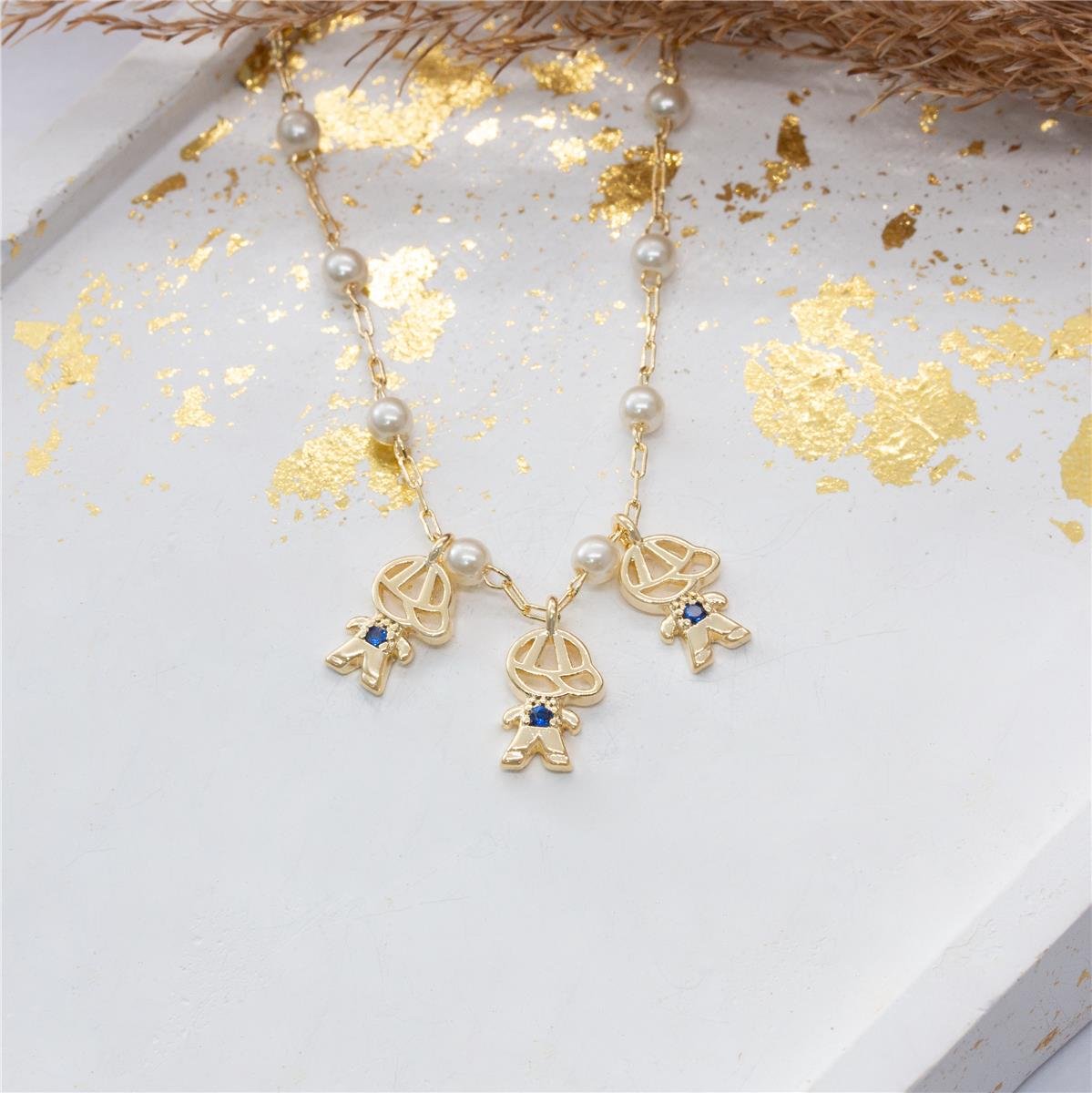 COLAR FOLHEADO A OURO COM MINI PÉROLAS E 3 MENINOS