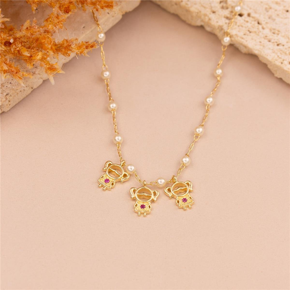 COLAR FOLHEADO A OURO DE MINI PÉROLAS COM MENINAS TRABALHADAS