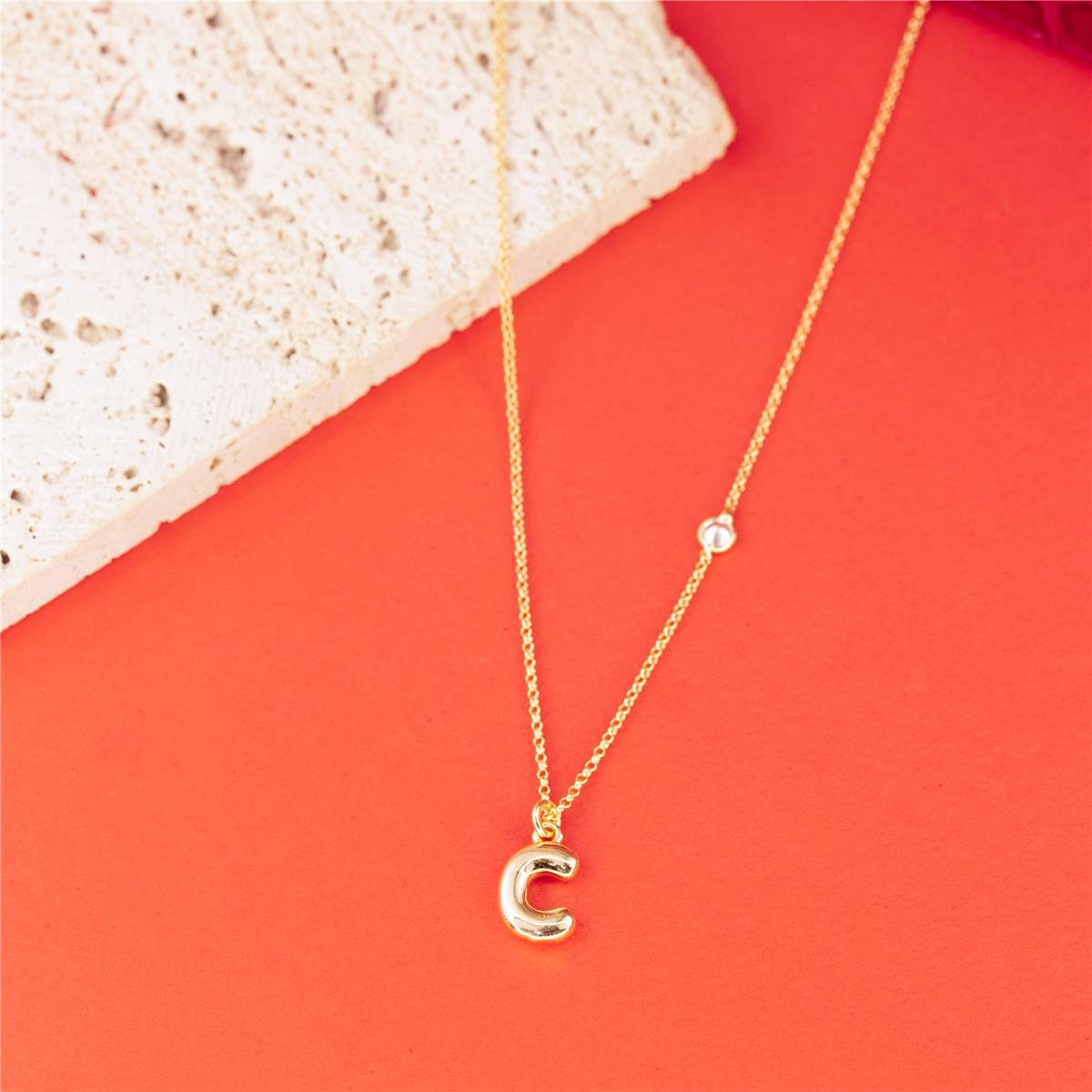 COLAR FOLHEADO A OURO COM MINI ZIRCÔNIA E LETRA LISA