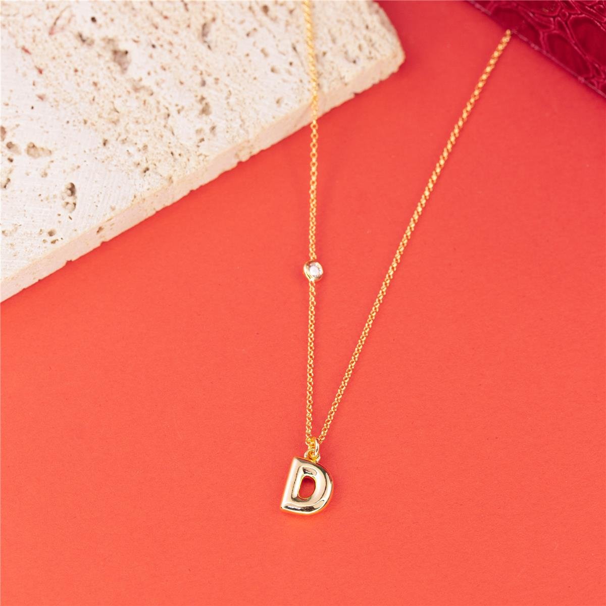 COLAR FOLHEADO A OURO COM MINI ZIRCÔNIA E LETRA LISA