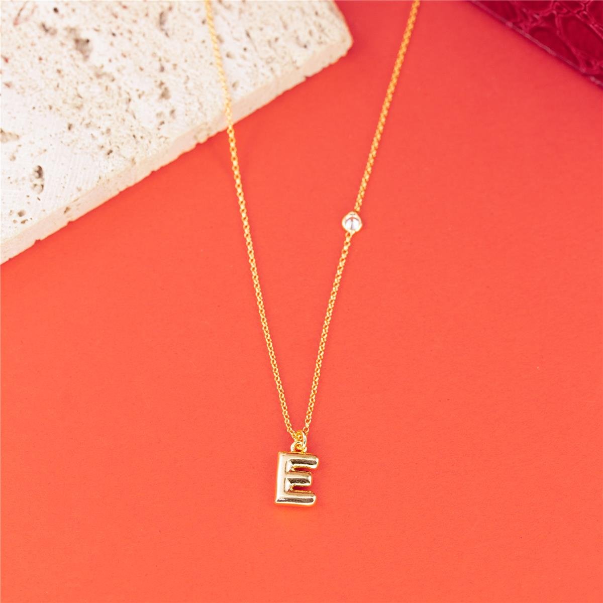 COLAR FOLHEADO A OURO COM MINI ZIRCÔNIA E LETRA LISA