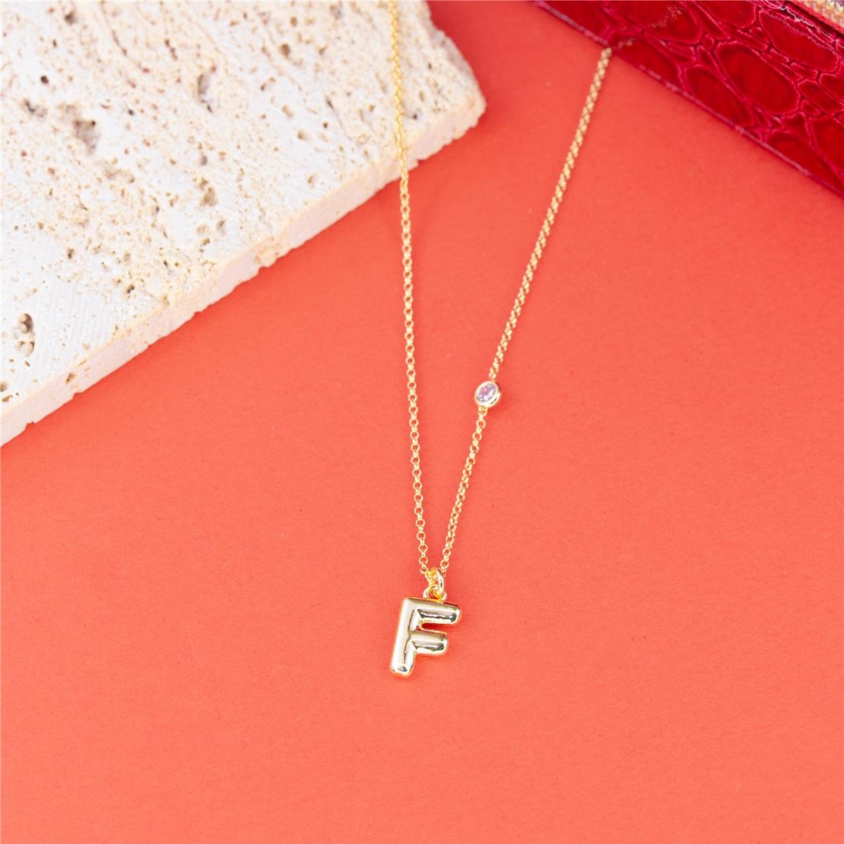 COLAR FOLHEADO A OURO COM MINI ZIRCÔNIA E LETRA LISA