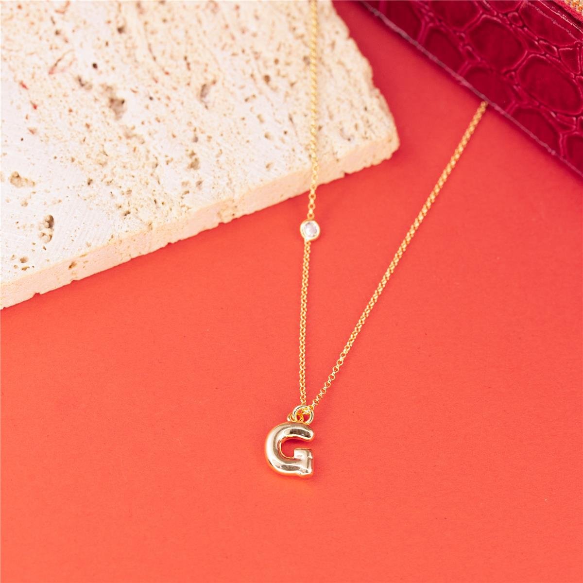 COLAR FOLHEADO A OURO COM MINI ZIRCÔNIA E LETRA LISA