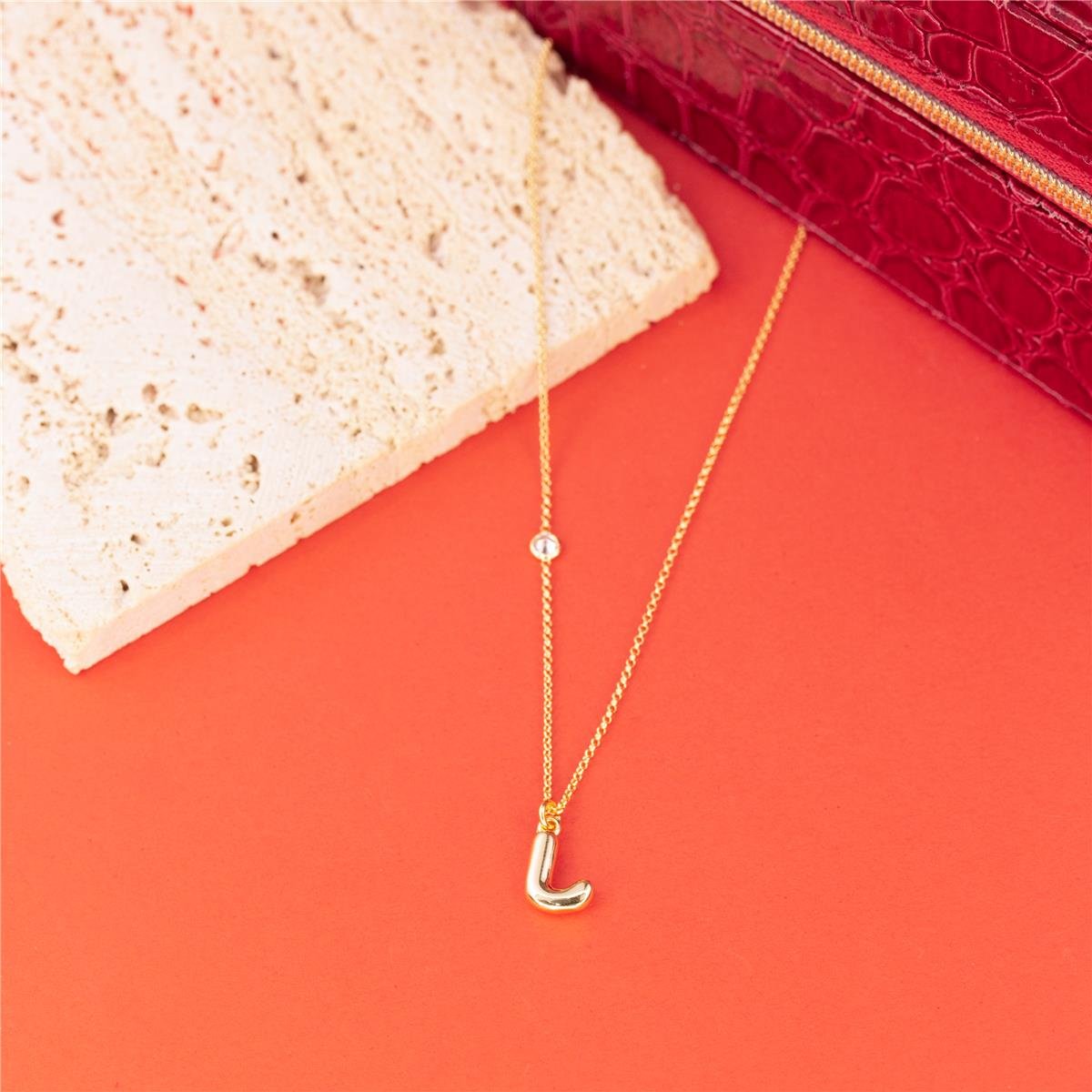 COLAR FOLHEADO A OURO COM MINI ZIRCÔNIA E LETRA LISA