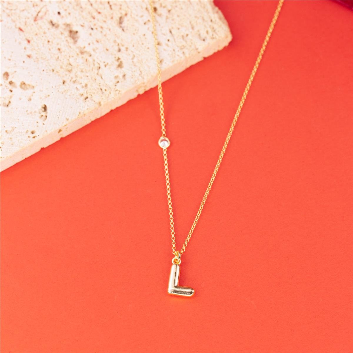 COLAR FOLHEADO A OURO COM MINI ZIRCÔNIA E LETRA LISA