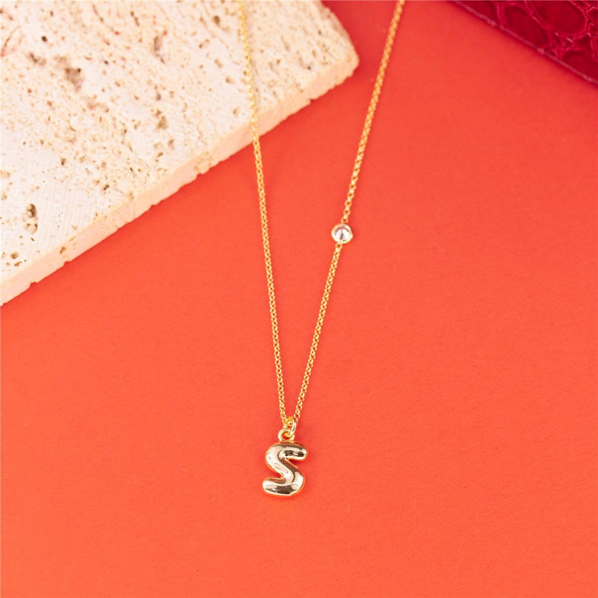 COLAR FOLHEADO A OURO COM MINI ZIRCÔNIA E LETRA LISA