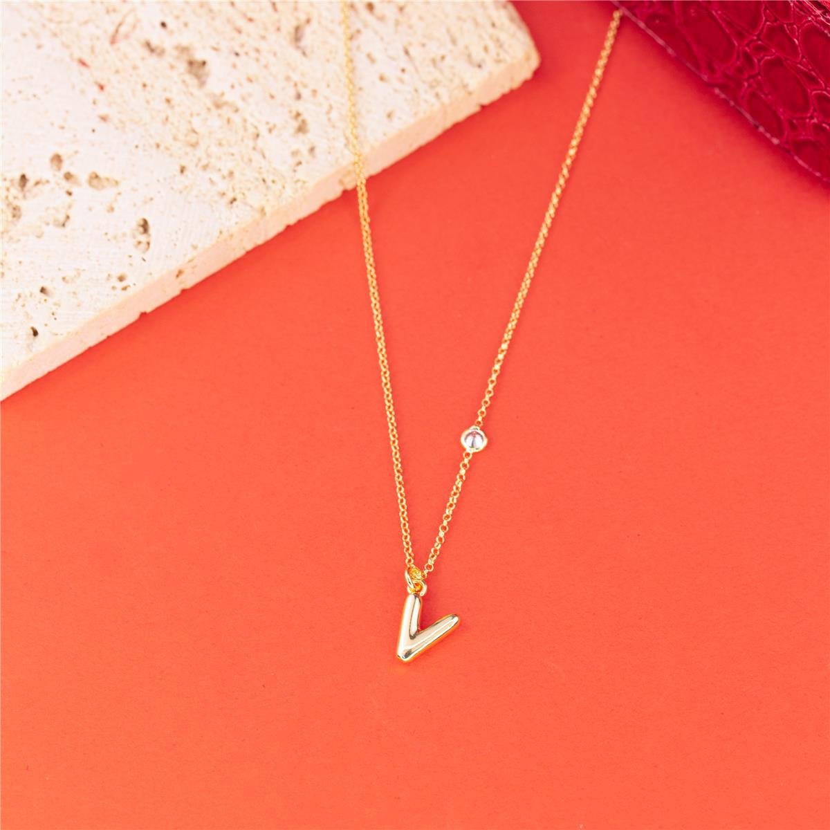 COLAR FOLHEADO A OURO COM MINI ZIRCÔNIA E LETRA LISA