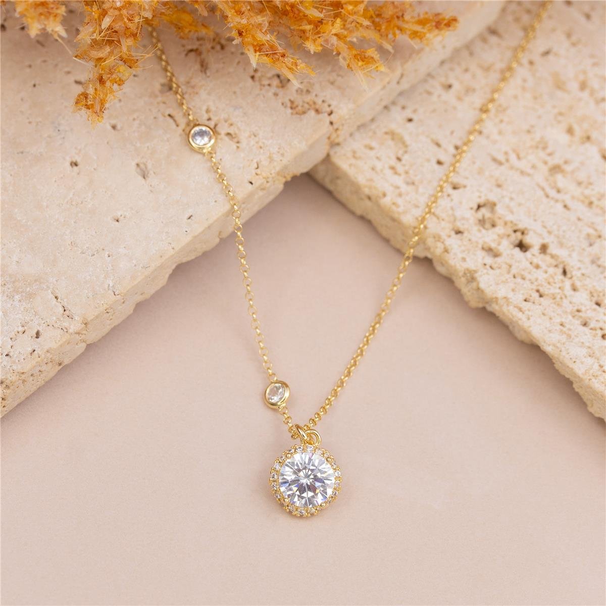 COLAR FOLHEADO A OURO COM MINI ZIRCÔNIAS E PONTO DE LUZ