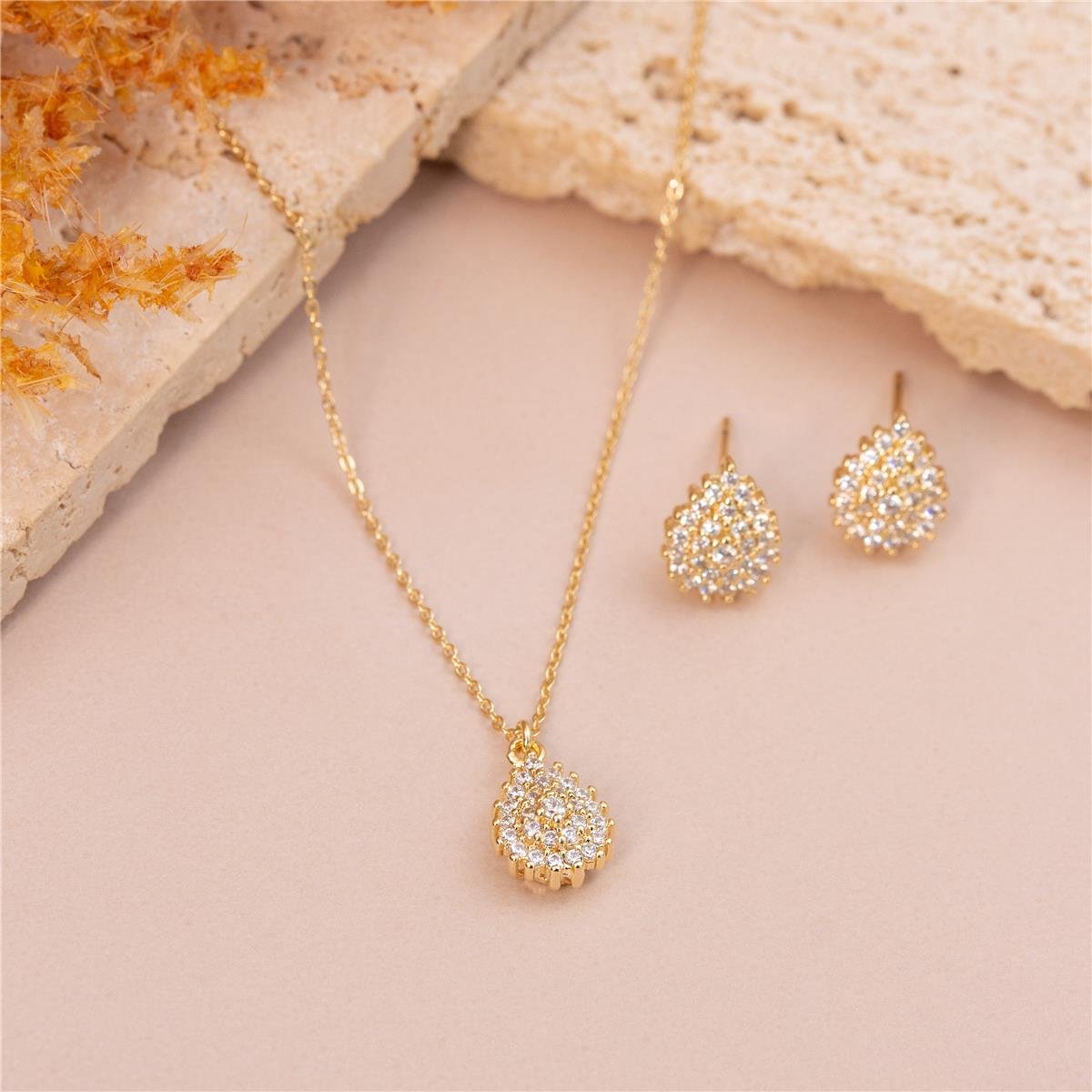 COLAR FOLHEADO A OURO COM GOTA DE ZIRCÔNIAS CRISTAIS