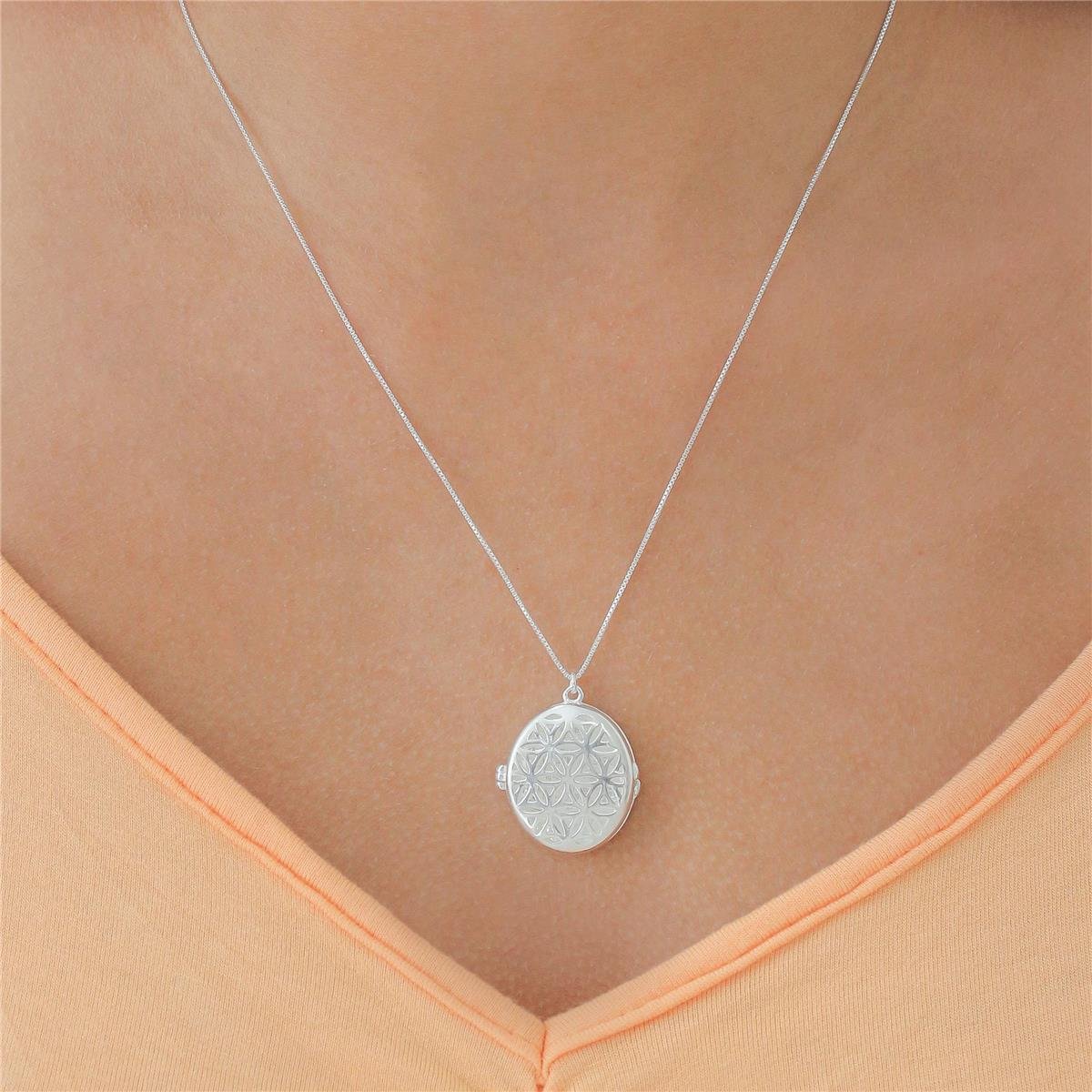 COLAR PRATA RELICÁRIO OVAL COM FLORES VAZADA