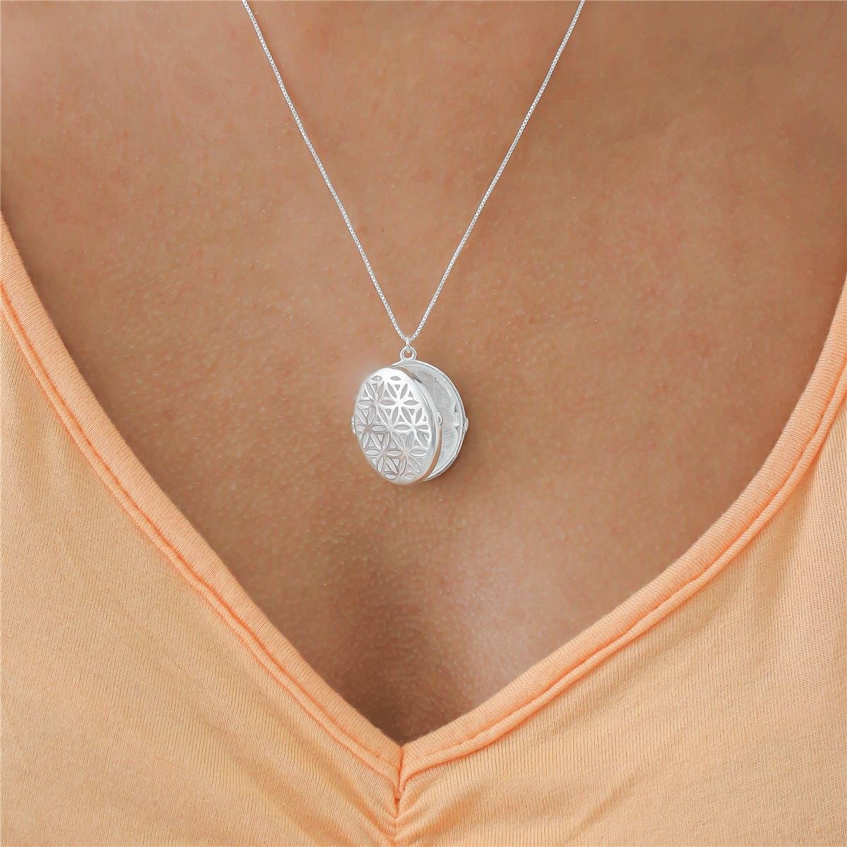 COLAR PRATA RELICÁRIO OVAL COM FLORES VAZADA