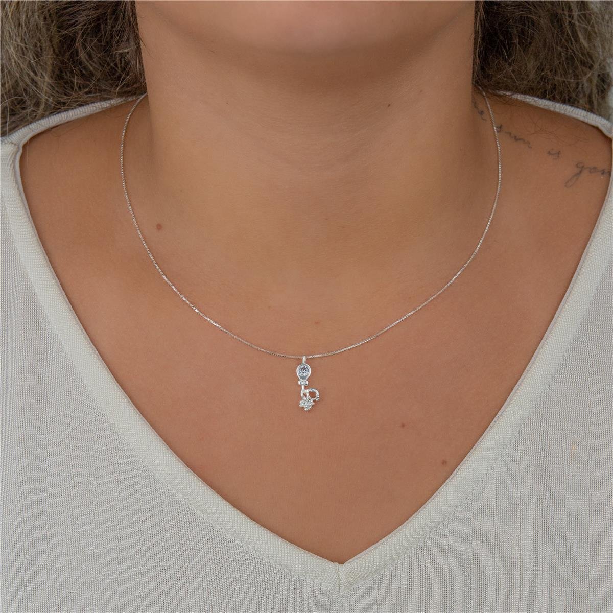 COLAR PRATA VENEZIANO MENINA SEGURANDO BALÃO 